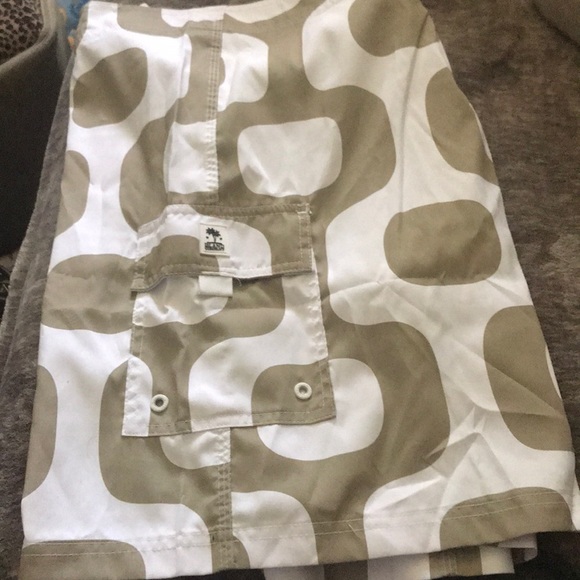 Island Company patterned Board Shorts size 38 - Picture 6 of 6